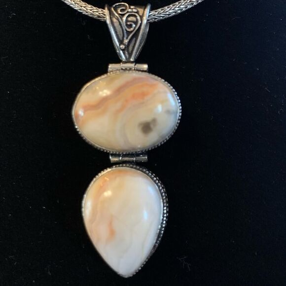 Cream and peach crazy lace agate in SS pendant - Picture 7 of 9